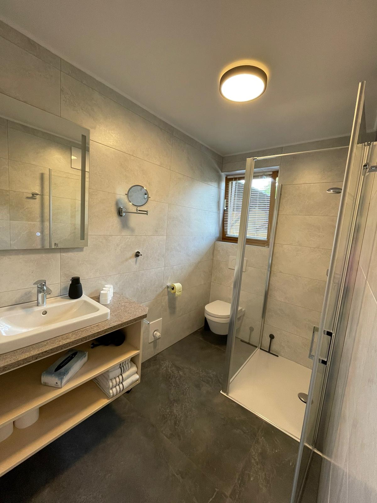 Bad mit Dusche, WC und Waschbecken