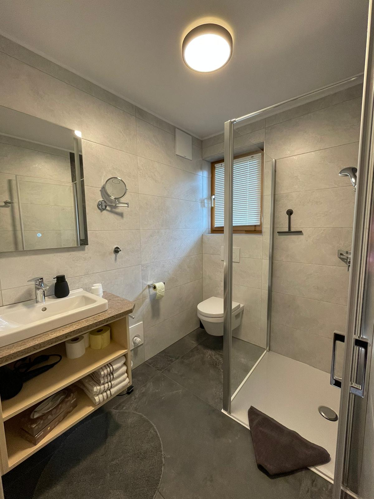 Bad mit Dusche, WC und Waschbecken