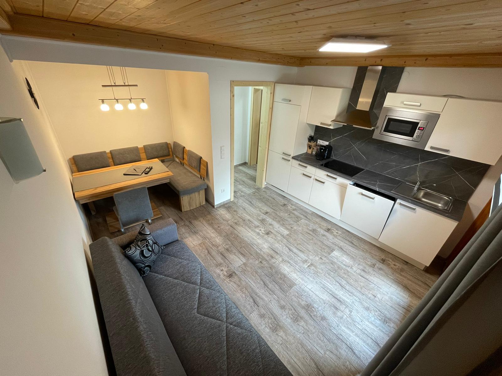 Bad mit Dusche, WC und Waschbecken