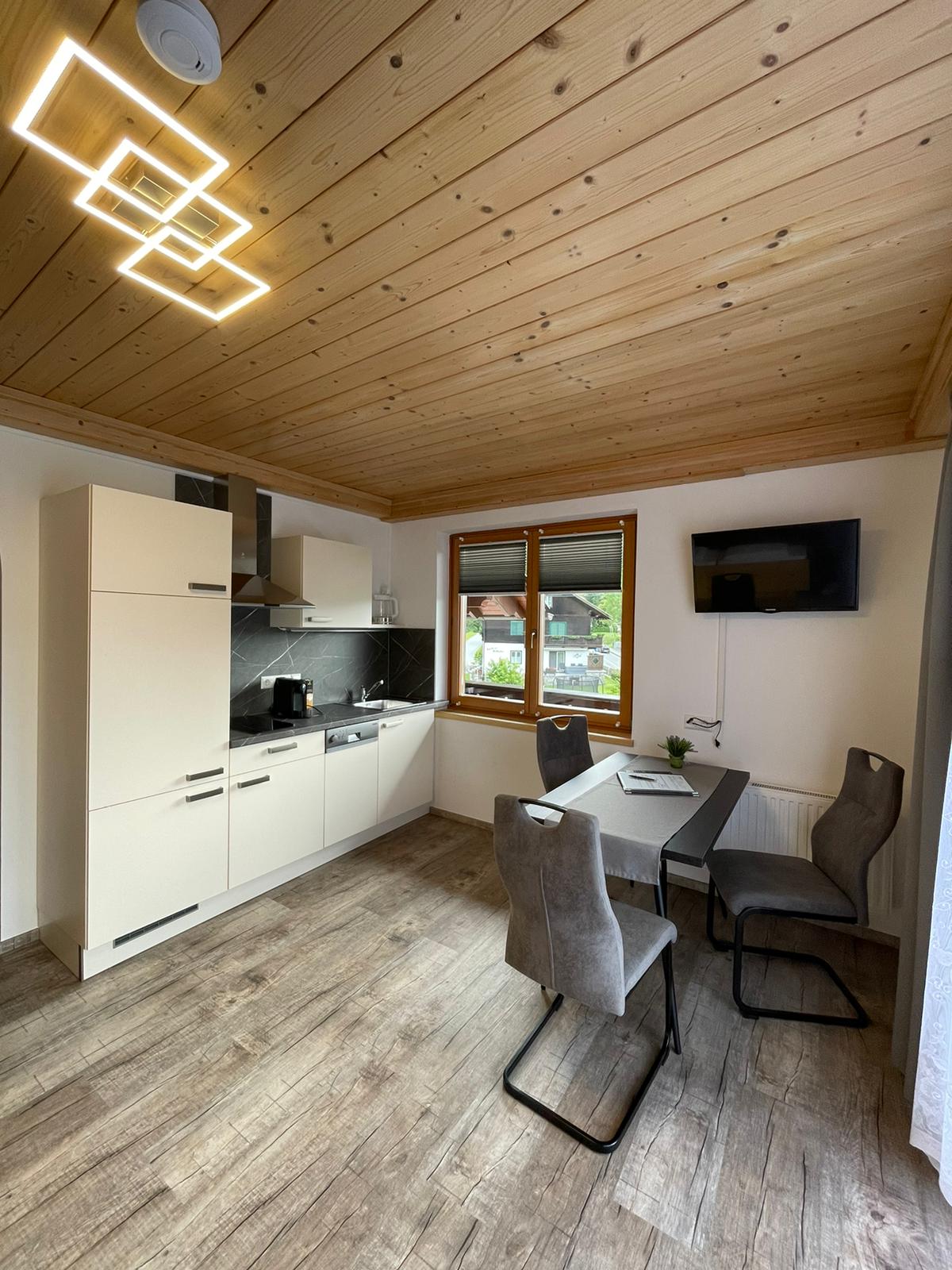 Küche mit Essnische